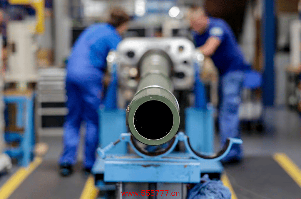 德国北部的莱茵金属工场，正在坐蓐RH55型120毫米滑膛炮 图源：Defense News